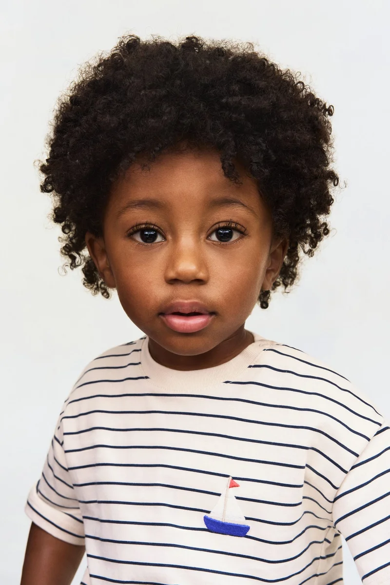 اتش اند ام تي-شيرت بتفاصيل مطرزة